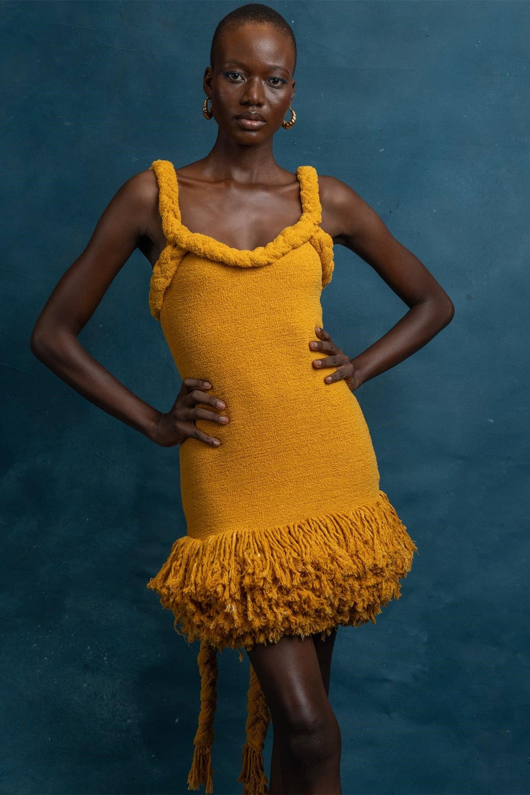 Vera Boyundan Bağlamalı Püsküllü Mini Triko Elbise