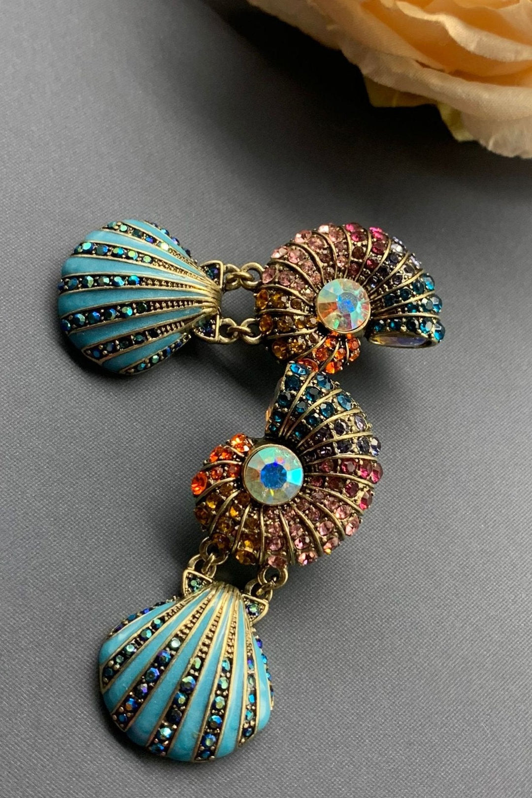 Amalia Titreşimli Kabuk Küpe