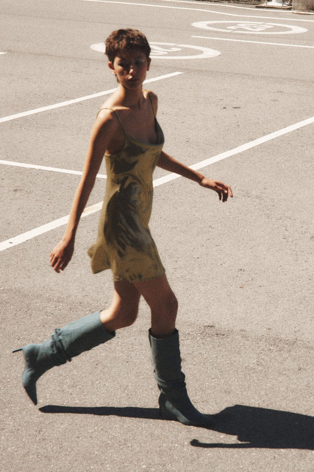 Dreda Metalik Dekolteli Mini Slip Elbise