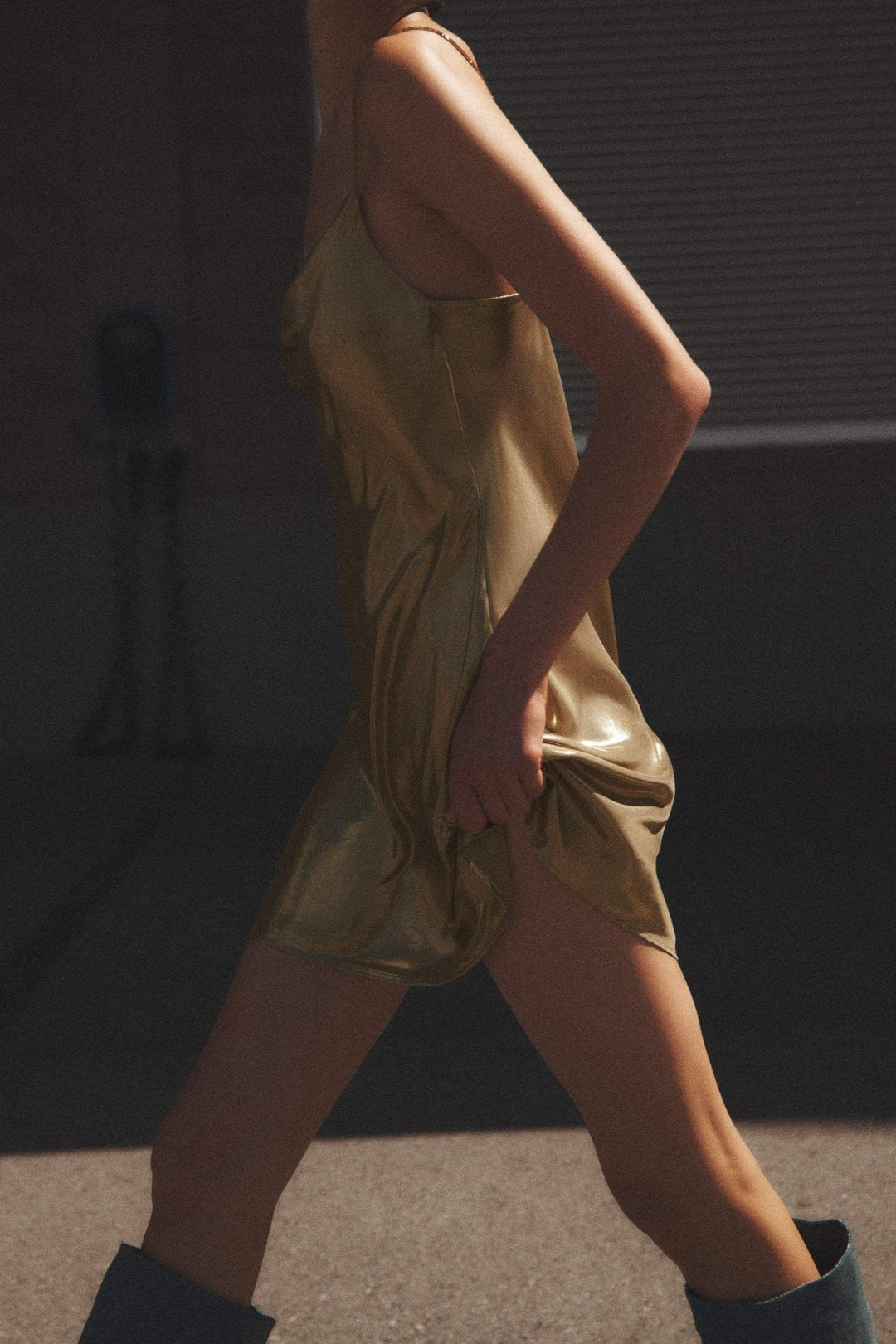 Dreda Metalik Dekolteli Mini Slip Elbise