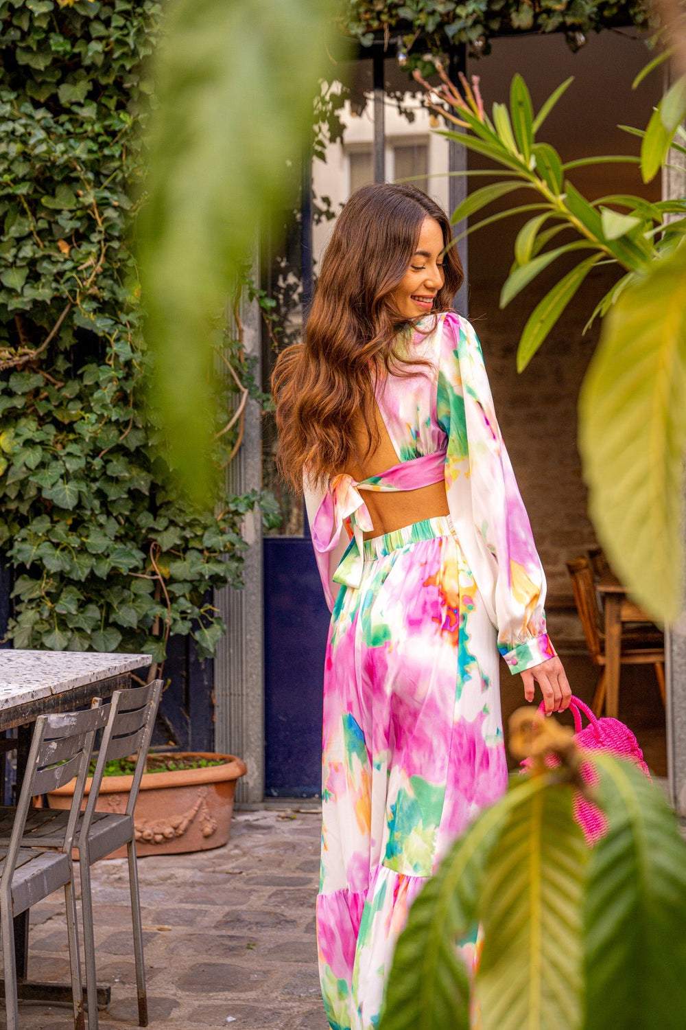 Eline Baskılı Dekolteli Yırtmaçlı Uzun Elbise