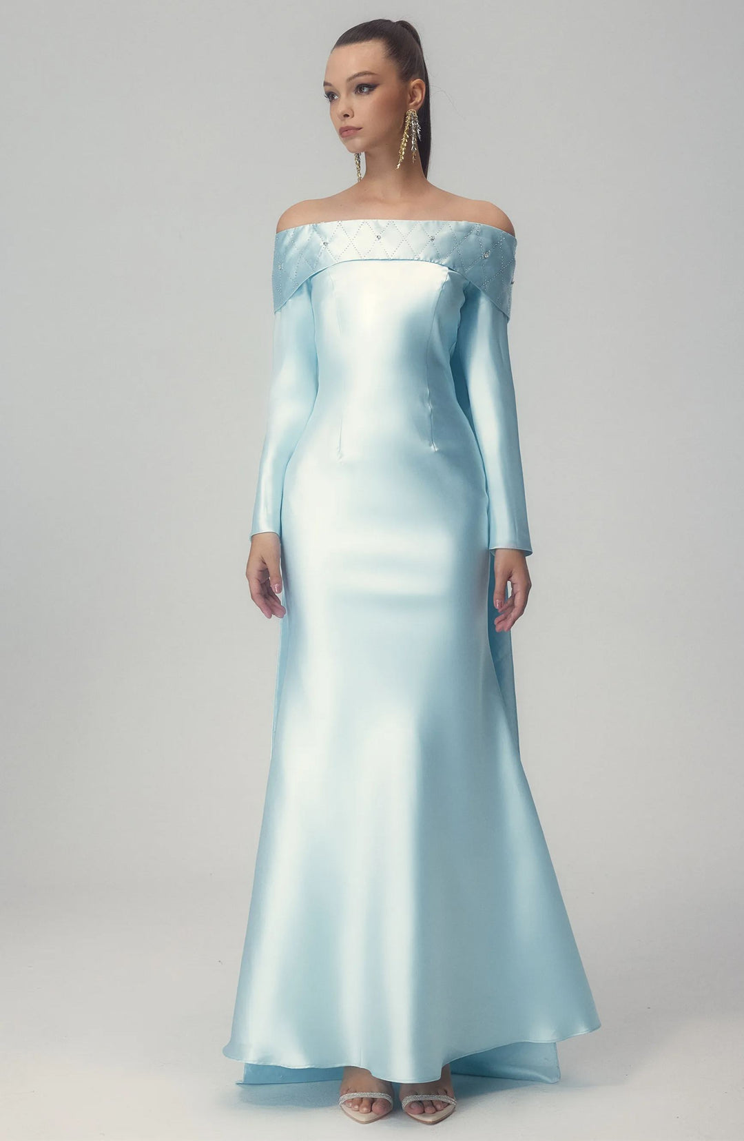 Maureen Düşük Omuz Pelerinli Uzun Saten Elbise