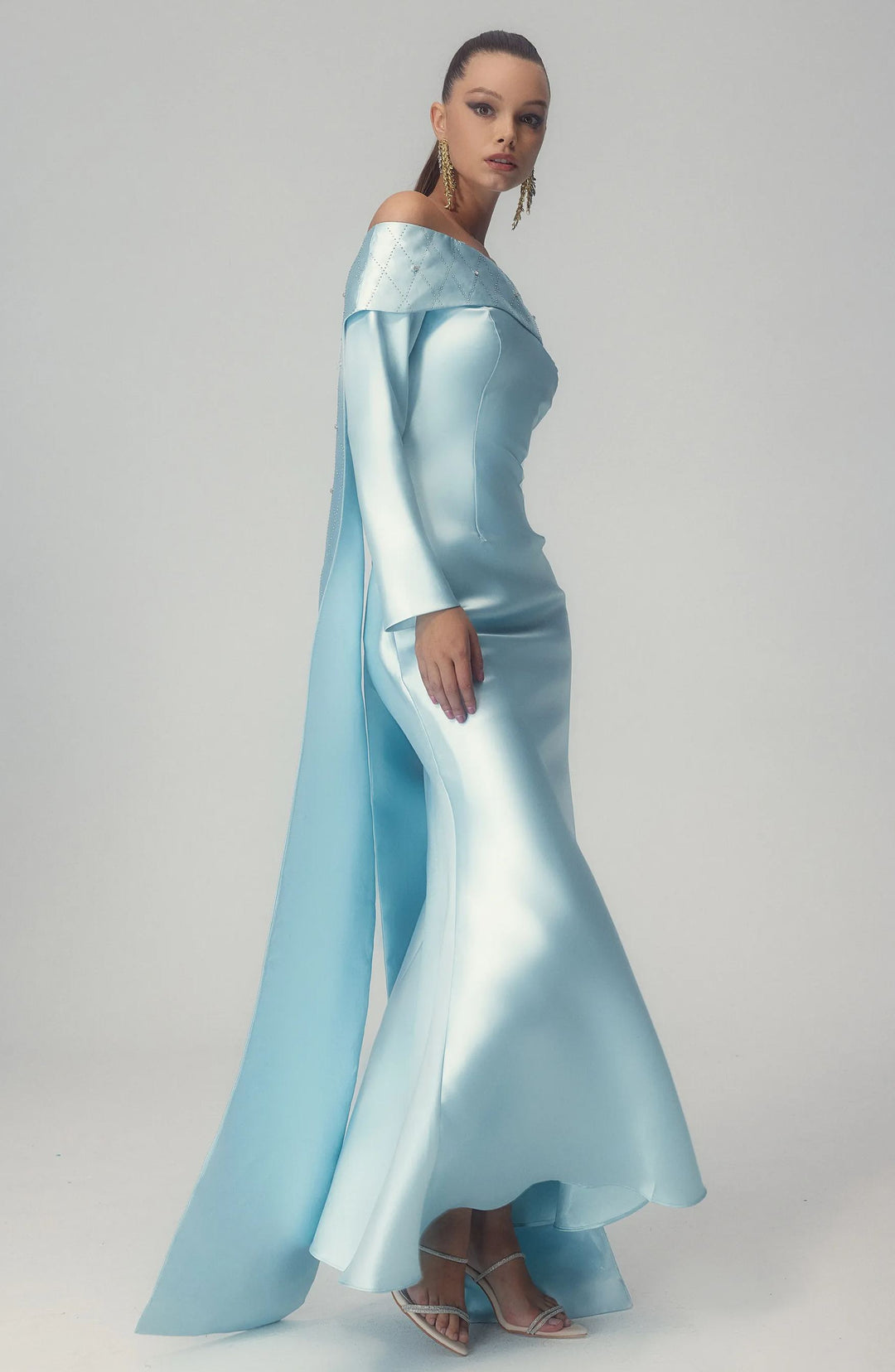 Maureen Düşük Omuz Pelerinli Uzun Saten Elbise