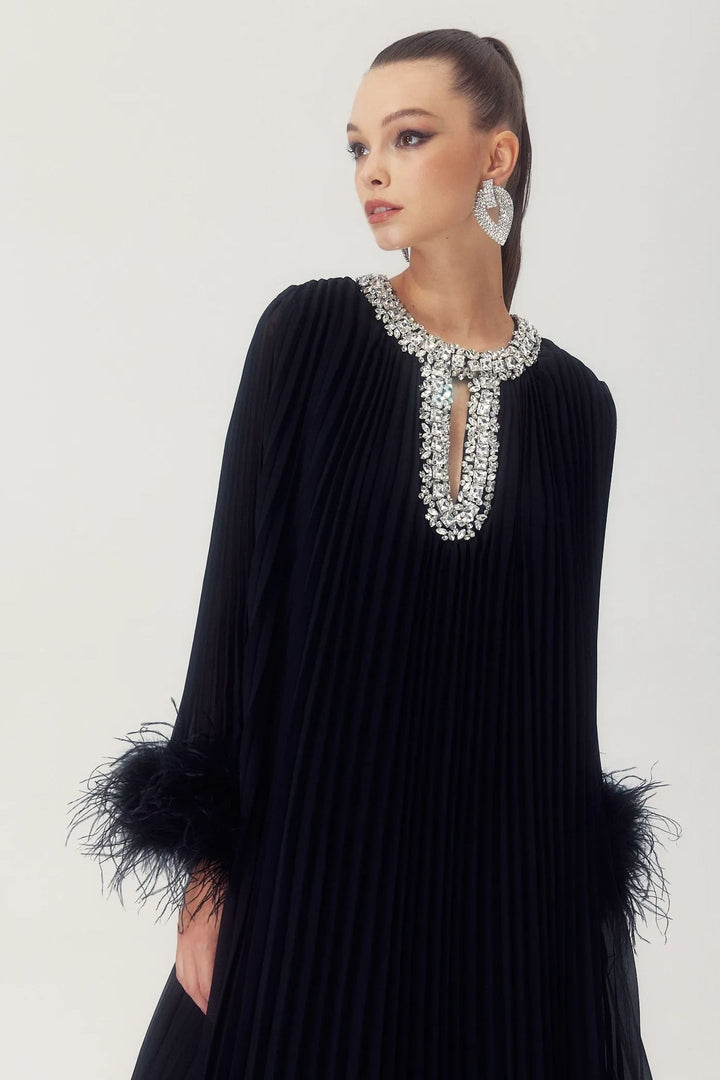 Yvonne Diamante Tüylü Pileli Maxi Şifon Elbise