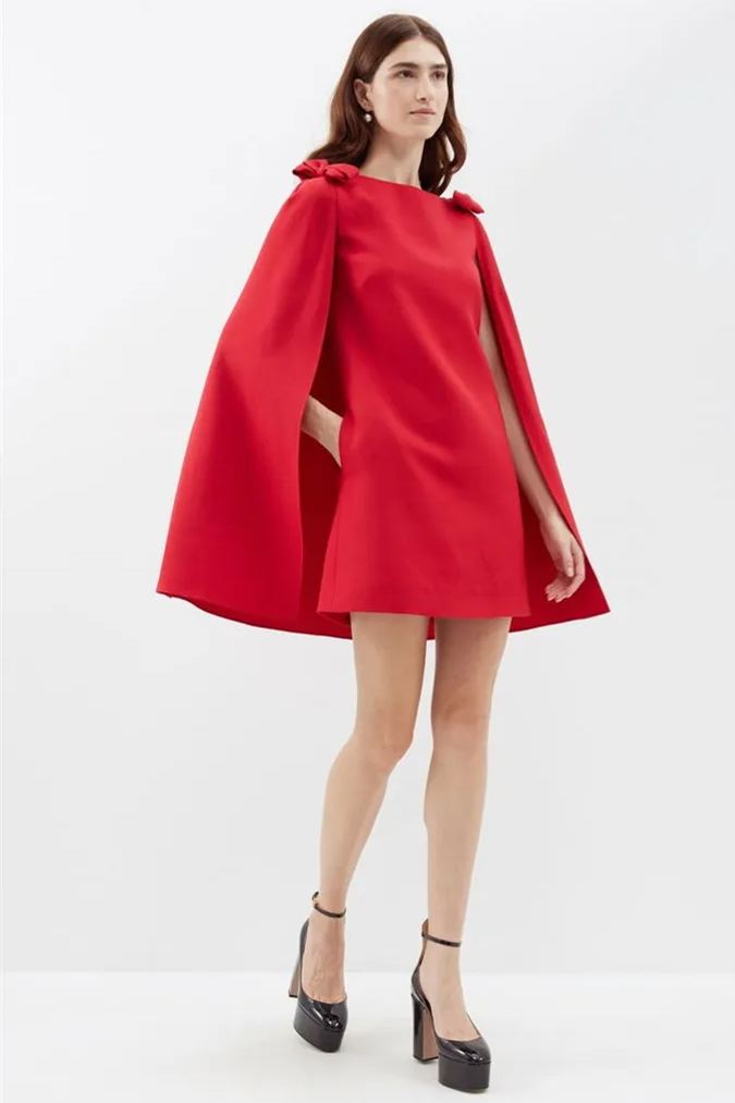 Beril Fiyonklu Omuz Pelerinli Mini Elbise