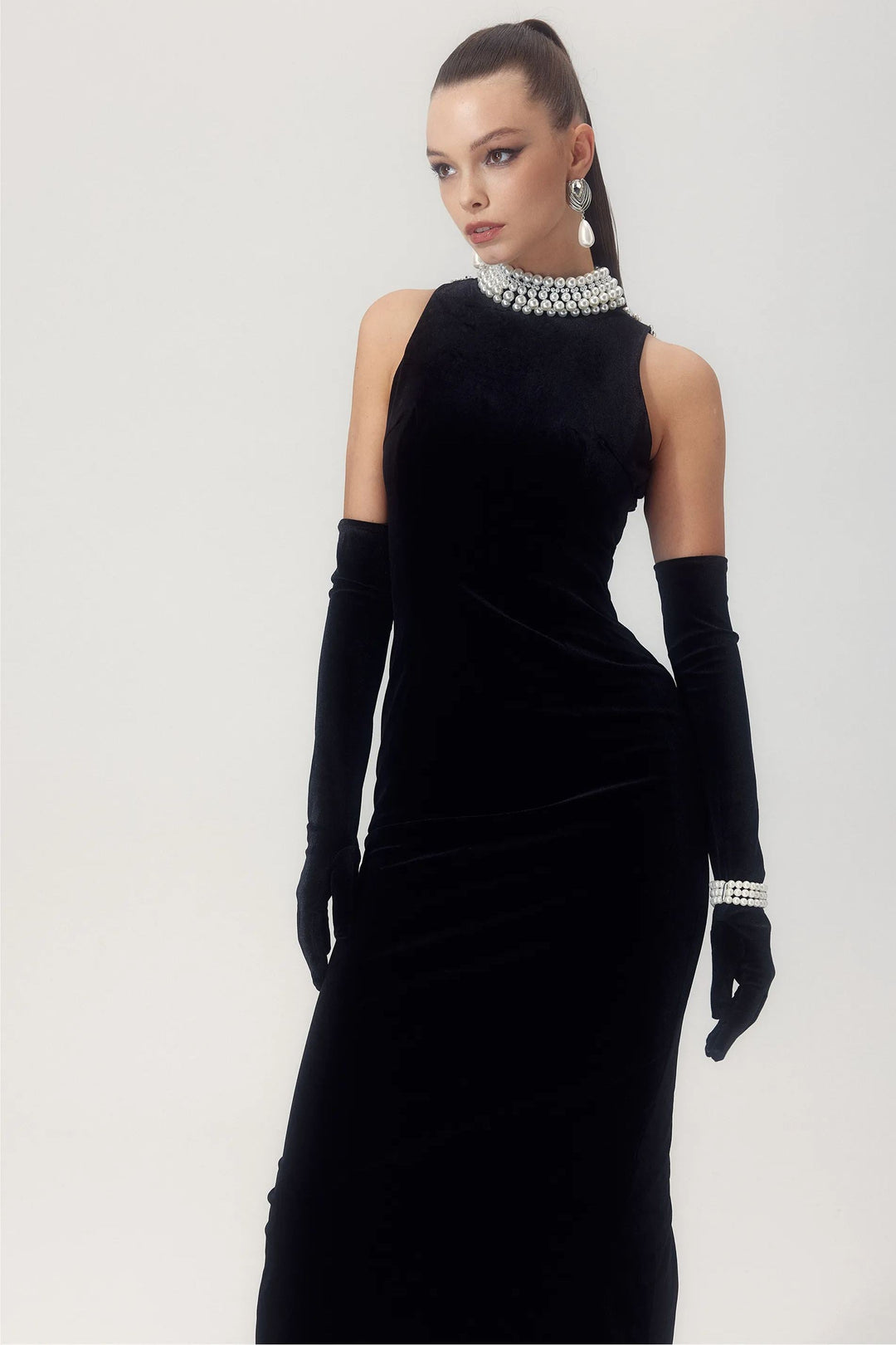 Alexia İnci İşlemeli Sırtı Açık Kadife Maxi Elbise