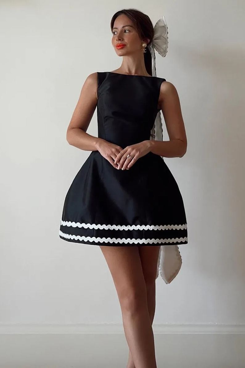 Jacqueline Kayık Yaka Sırtı Açık Mini Saten Elbise