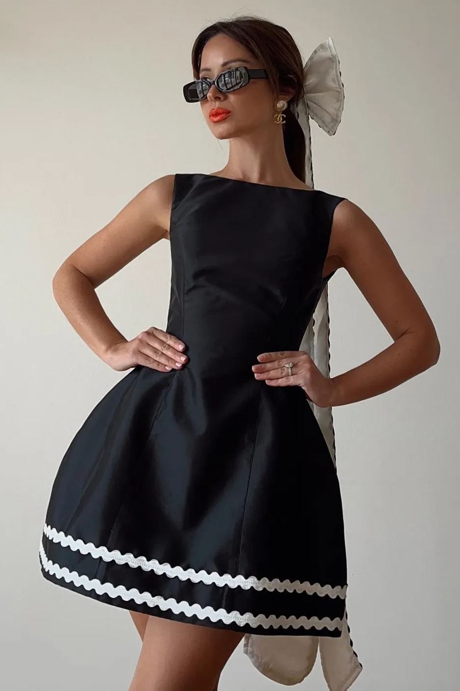 Jacqueline Kayık Yaka Sırtı Açık Mini Saten Elbise