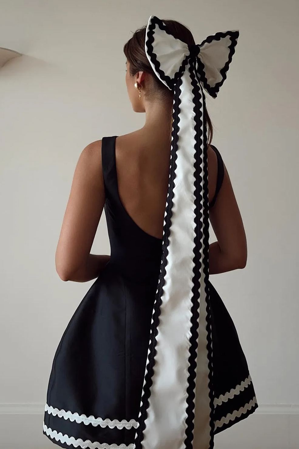 Jacqueline Kayık Yaka Sırtı Açık Mini Saten Elbise