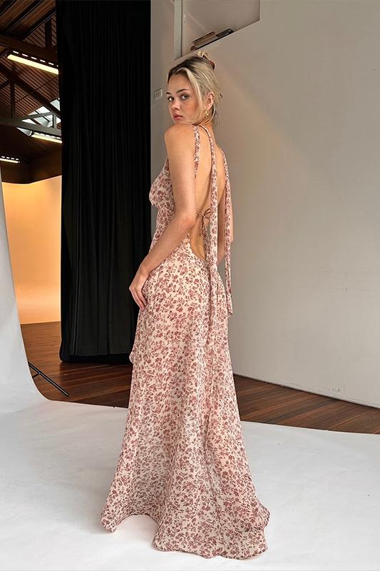 Kay Baskılı Sırtı Açık Yırtmaçlı Transparan Maxi Elbise