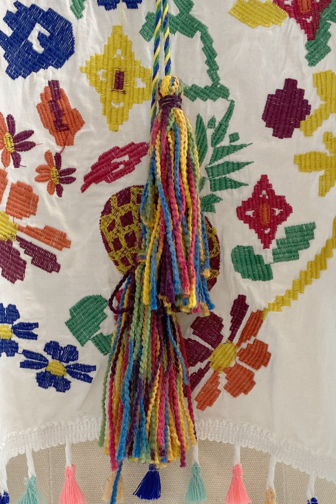 Kyndall İşlemeli Çiçek Püskül Bluz