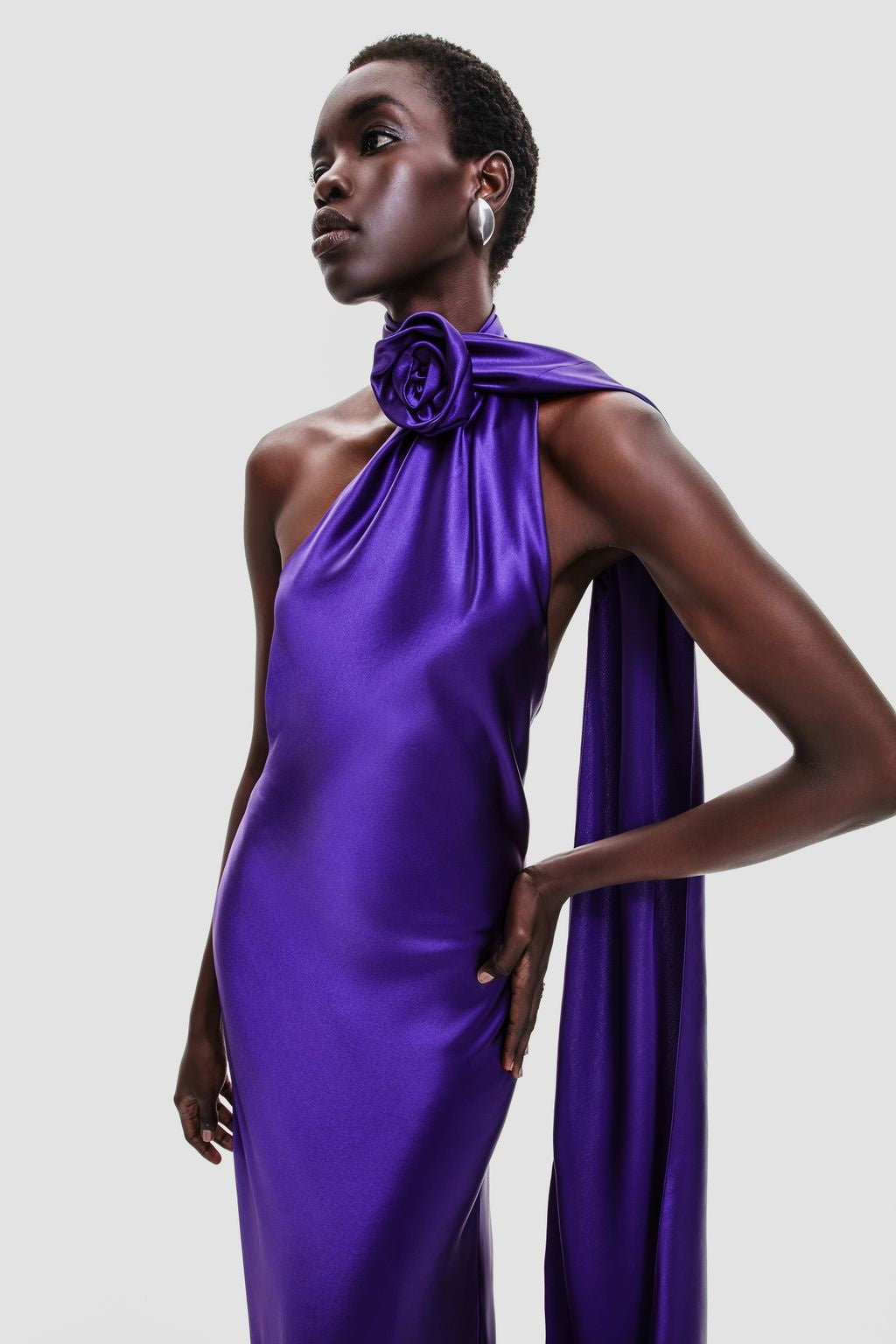 Verna Boyundan Bağlamalı Çiçekli Uzun Saten Elbise