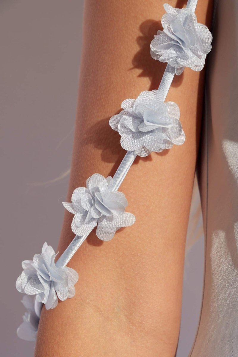 Zeytinyağı Çiçek Aplikeli Saten Maxi Elbise