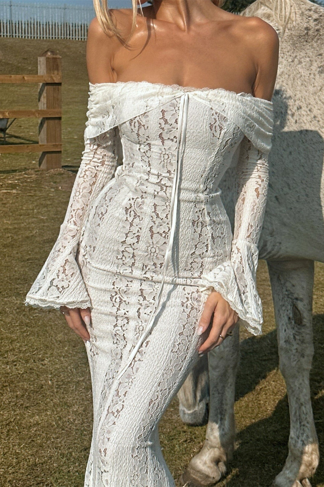 Emily Düşük Omuz Dantelli Maxi Elbise