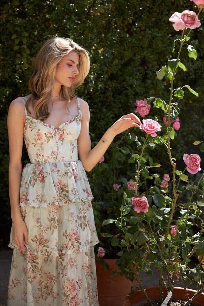 Vivian Çiçekli Fırfırlı Yırtmaçlı Midi Elbise