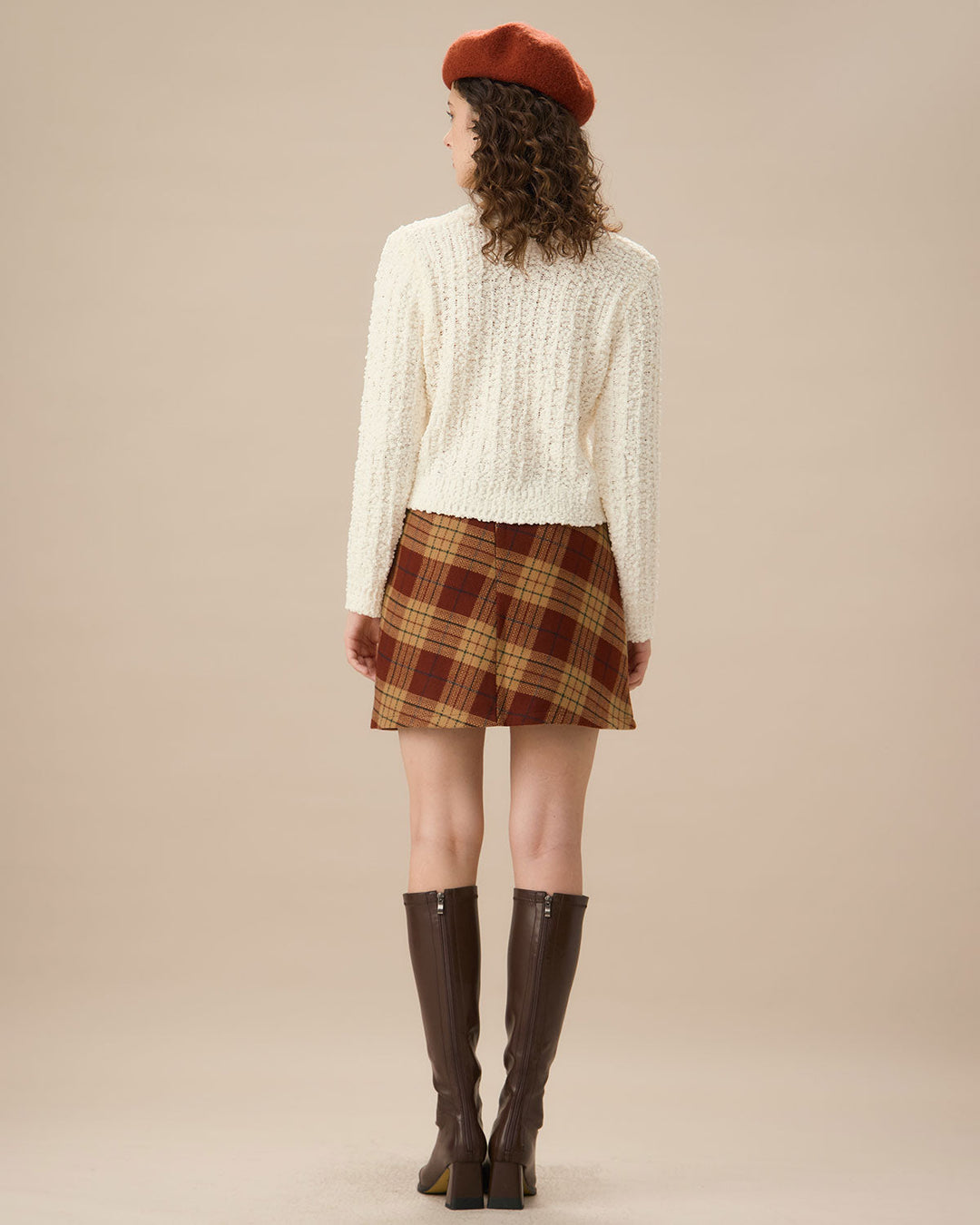 Beyaz V Yaka Tek Sıra Düğmeli Hırka