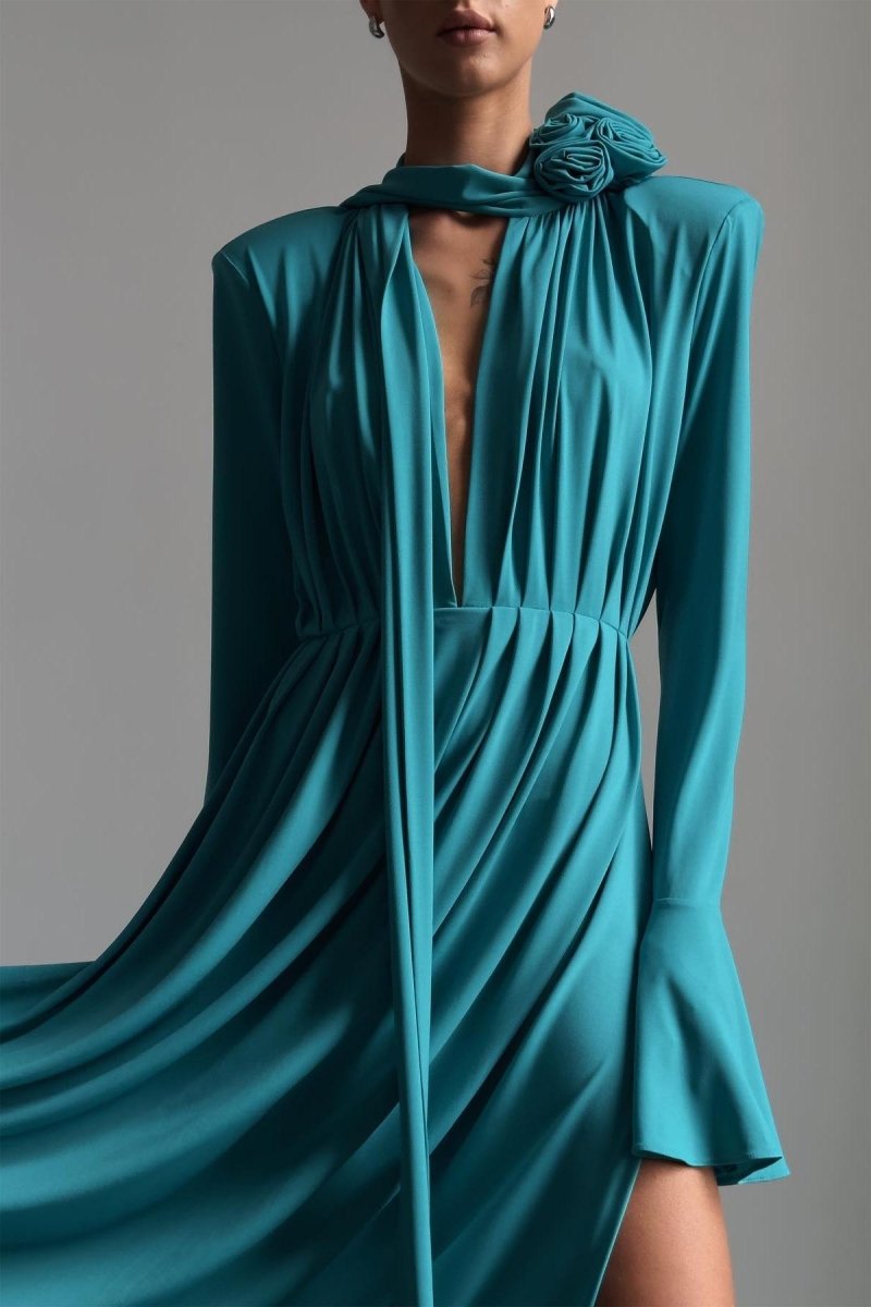 Yedda Çiçek Detaylı V Yaka Pileli Yırtmaçlı Maxi Elbise