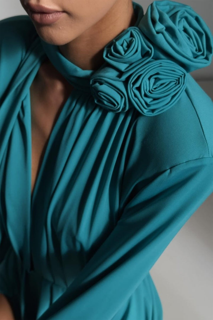 Yedda Çiçek Detaylı V Yaka Pileli Yırtmaçlı Maxi Elbise