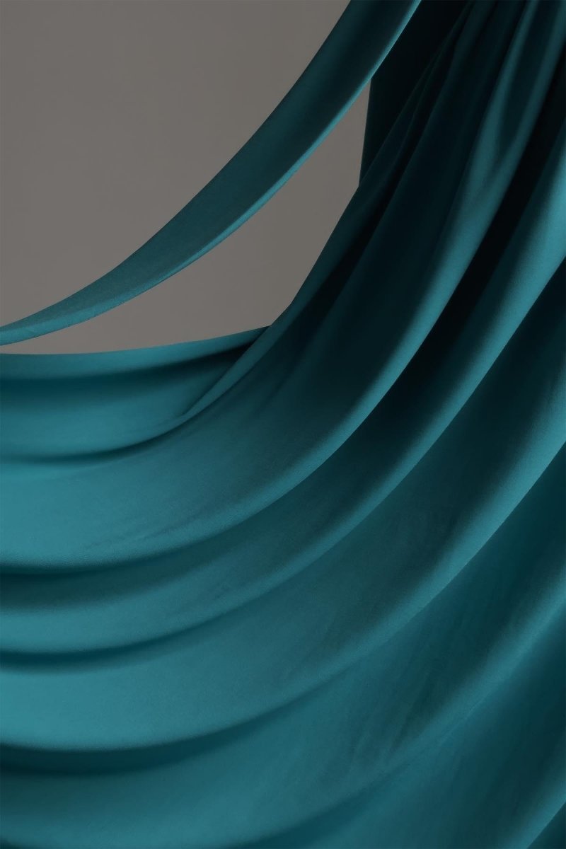 Yedda Çiçek Detaylı V Yaka Pileli Yırtmaçlı Maxi Elbise